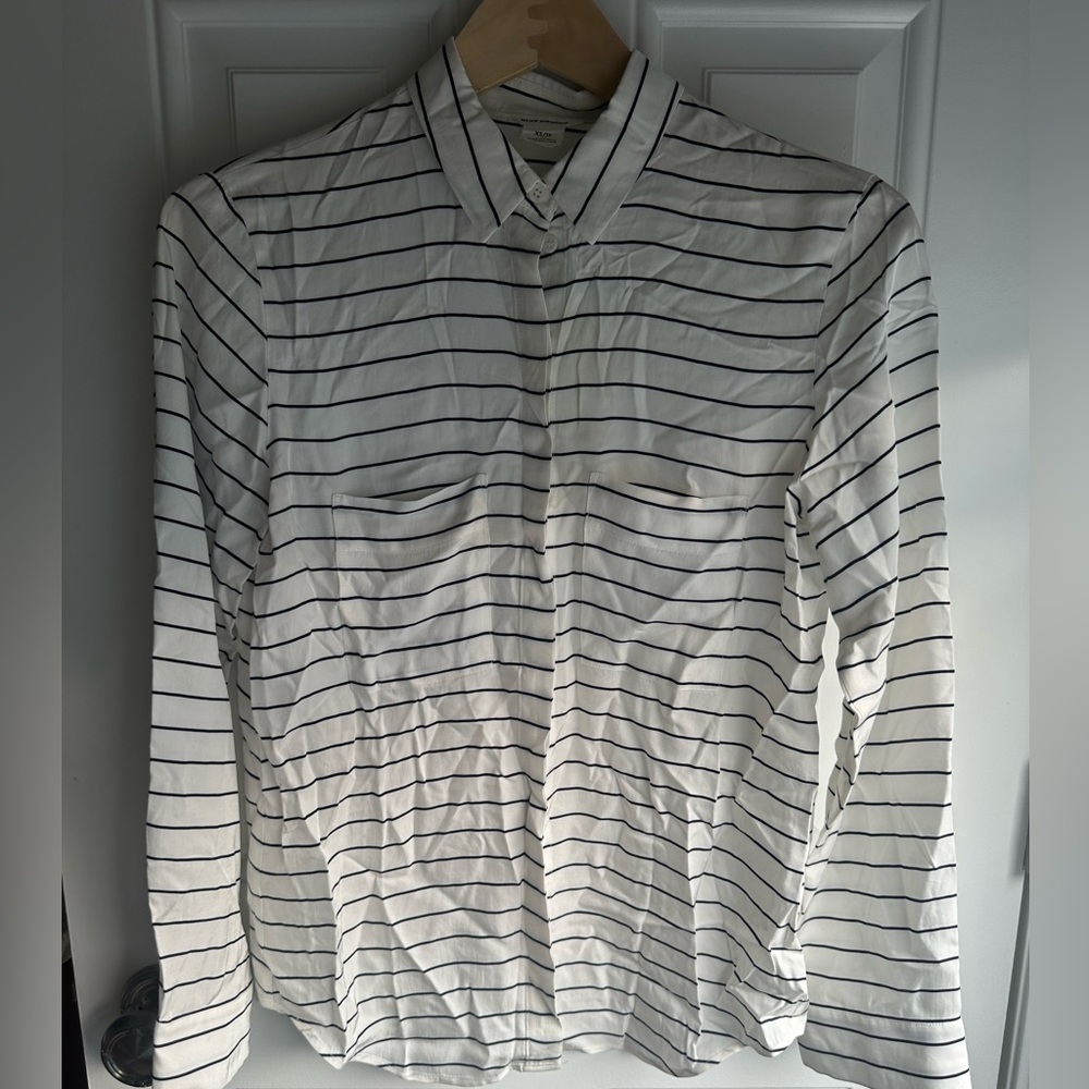 Club Monaco striped women’s button down. Perfectly preppy!